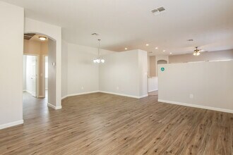 8842 W Hilton Ave in Tolleson, AZ - Foto de edificio - Building Photo