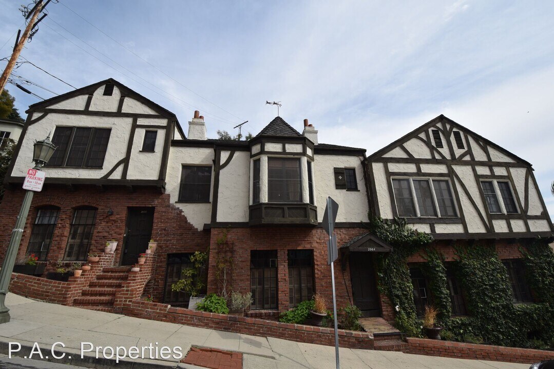 2062 Argyle Ave in Los Angeles, CA - Building Photo