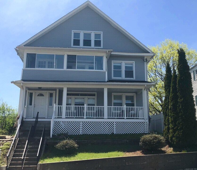 46 Riverside Dr in Fairfield, CT - Building Photo