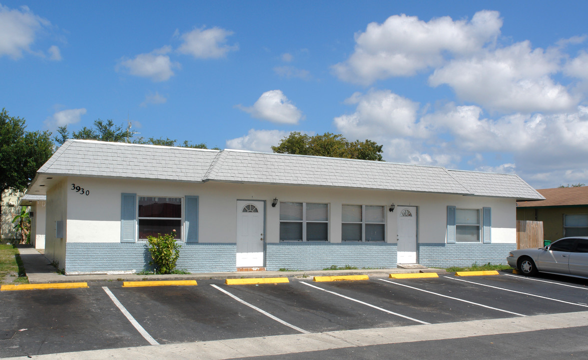 3930 NW 30th Ter in Lauderdale Lakes, FL - Building Photo