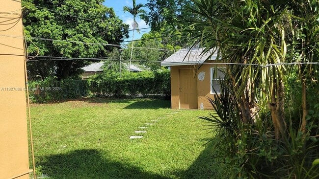 1042 NW 49th St in Miami, FL - Building Photo - Building Photo