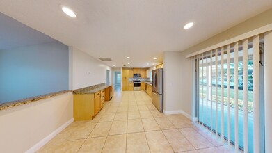 9366 SE River Terrace in Tequesta, FL - Foto de edificio - Building Photo