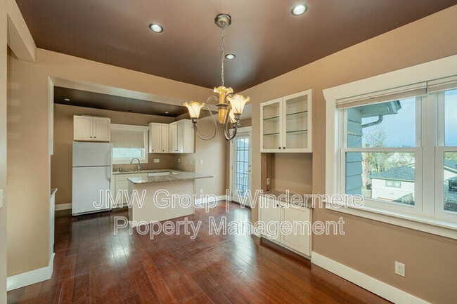 8040 16th Ave NE in Seattle, WA - Building Photo - Building Photo