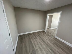 1982 Oak Hill Cir in Dallas, TX - Building Photo - Building Photo