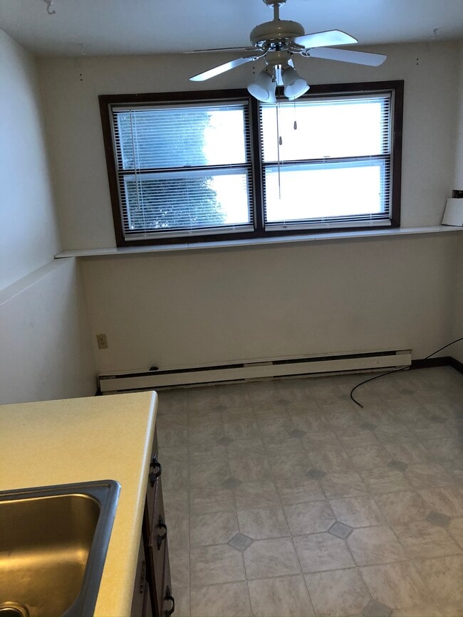 1100 Northland Dr, Unit 2 in Marquette, MI - Foto de edificio - Building Photo