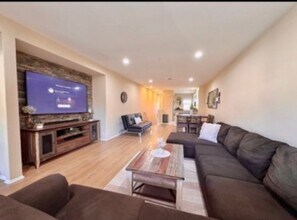 849 The Promenade in Azusa, CA - Foto de edificio - Building Photo