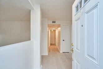 2919 S Woodley St, Unit B in Arlington, VA - Foto de edificio - Building Photo