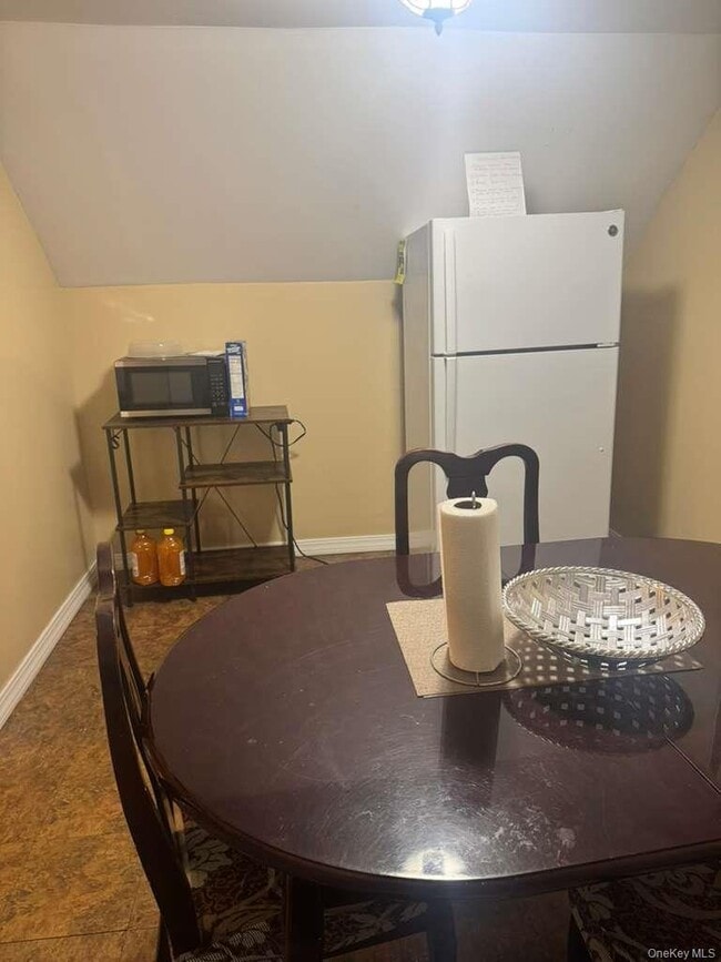 108 Roberta St in Valley Stream, NY - Building Photo - Building Photo