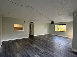 2050 Oleander Blvd in Fort Pierce, FL - Foto de edificio - Building Photo