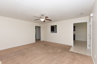 310 Cabinwood Ct in Richlands, NC - Building Photo - Building Photo