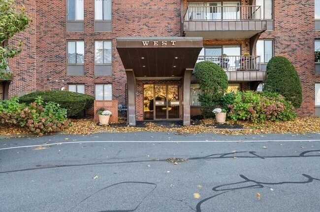 1004 Paradise Rd, Unit PHJ in Swampscott, MA - Foto de edificio - Building Photo