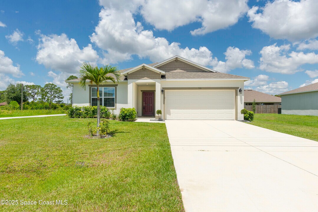724 San Filippo Dr SE in Palm Bay, FL - Building Photo
