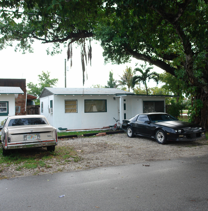 6311 SW 43rd St in Fort Lauderdale, FL - Foto de edificio