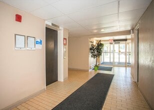 Karita Tower Apartments in Windsor, ON - Building Photo - Building Photo