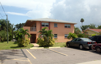 206 22nd Ave N in Indian Rocks Beach, FL - Foto de edificio - Building Photo