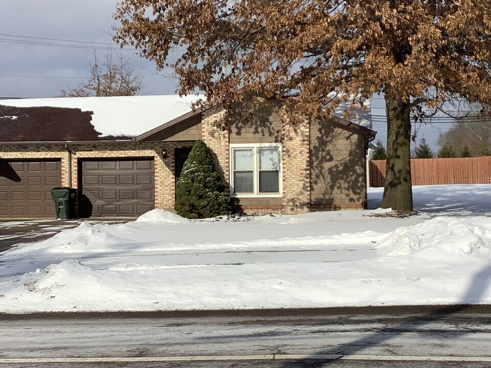 3700 Perry Dr NW in Massillon, OH - Building Photo