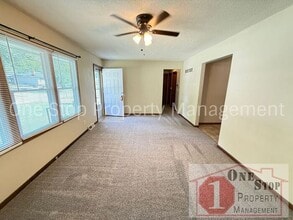 110 SW Moore Ct in Blue Springs, MO - Building Photo - Building Photo