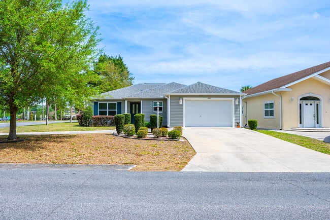 1329 Paradise Dr in Lady Lake, FL - Building Photo - Building Photo