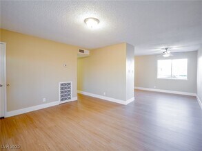 6217 Burgundy Way in Las Vegas, NV - Building Photo - Building Photo