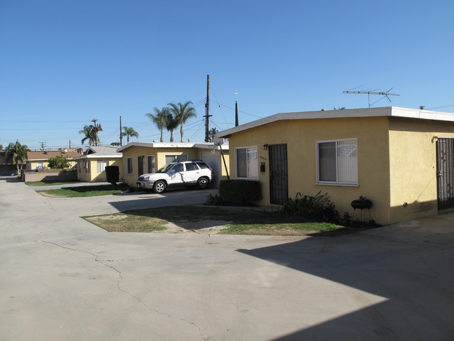 9960-9964 Ramona St in Bellflower, CA - Building Photo - Building Photo