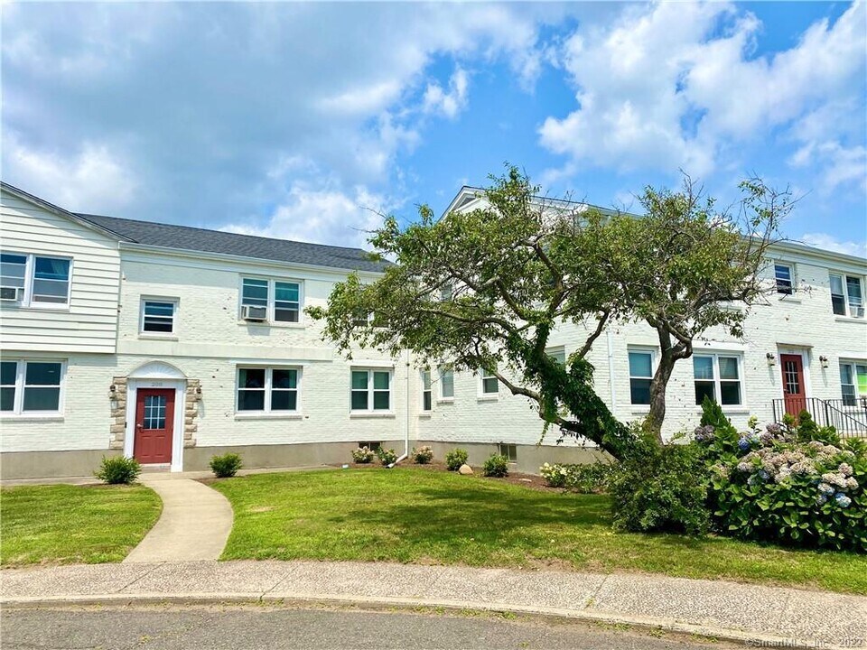 208 Point Beach Dr in Milford, CT - Building Photo