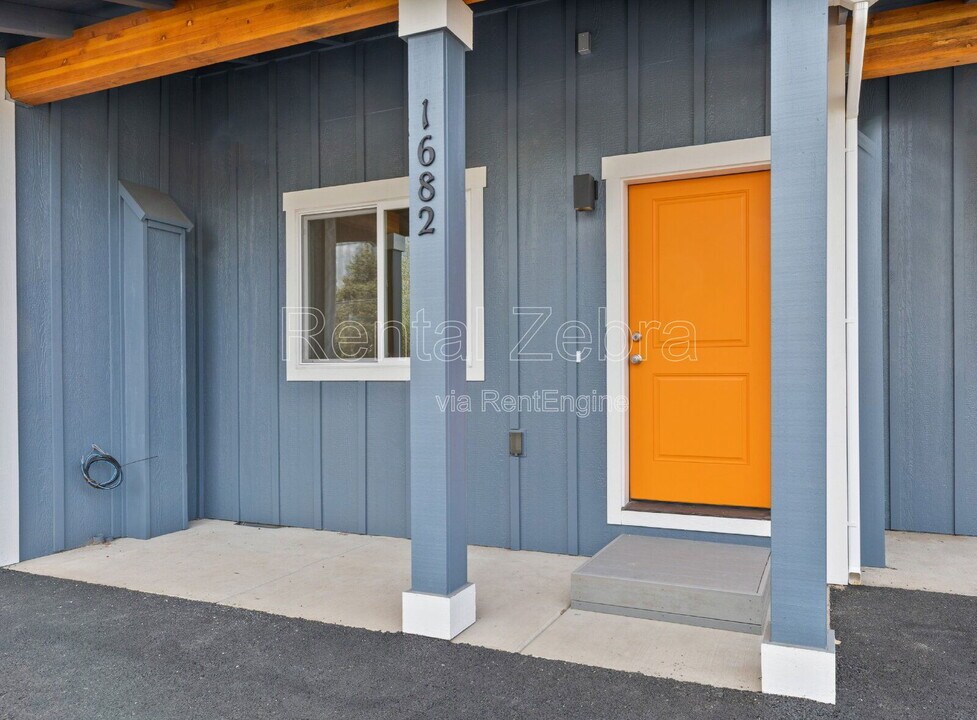 1682 SW Salmon Ave in Redmond, OR - Building Photo