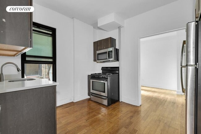 145 Borinquen Pl in Brooklyn, NY - Foto de edificio - Building Photo