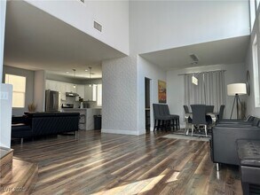 8901 Kingswood Dr in Las Vegas, NV - Building Photo - Building Photo