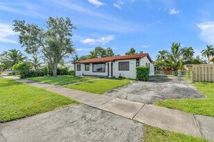 2422 NW 175th Terrace in Miami Gardens, FL - Building Photo