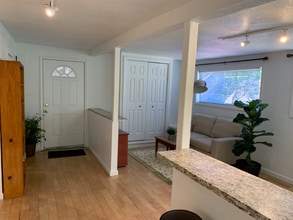 6040 Buena Ventura Ave in Oakland, CA - Foto de edificio - Building Photo