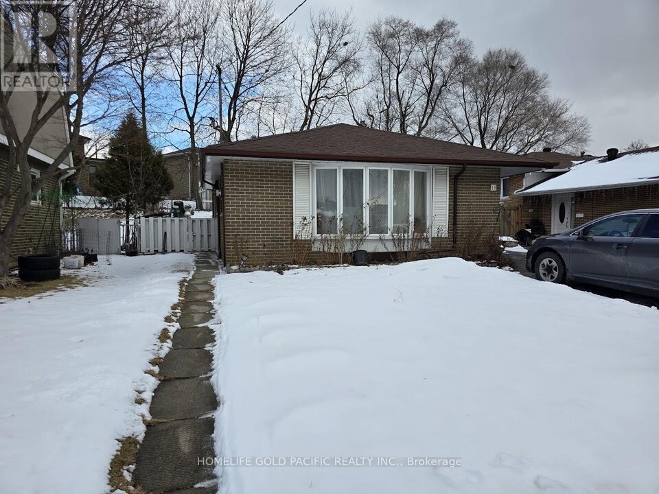 18 Manorglen Crescent in Toronto, ON - Building Photo