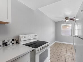311 Avanda Ct, Unit 7 in Clearwater, FL - Building Photo - Building Photo