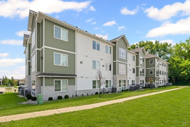 2414 N Neil in Champaign, IL - Foto de edificio - Building Photo