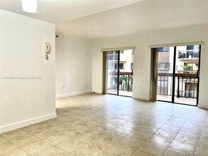 5249 NW 7th St in Miami, FL - Foto de edificio - Building Photo