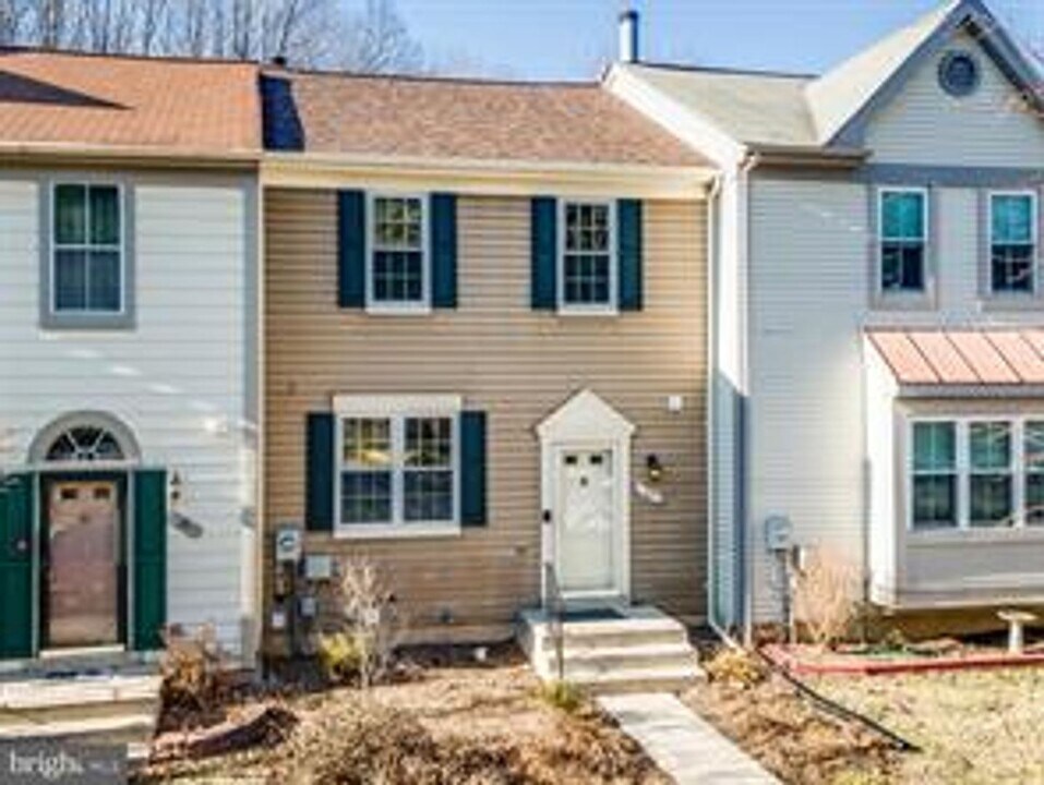 33 Lake Park Ct in Germantown, MD - Building Photo