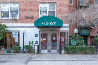 6740 Booth St in Forest Hills, NY - Foto de edificio - Building Photo