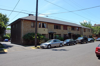 Regal Court Apartment in Portland, OR - Building Photo - Building Photo