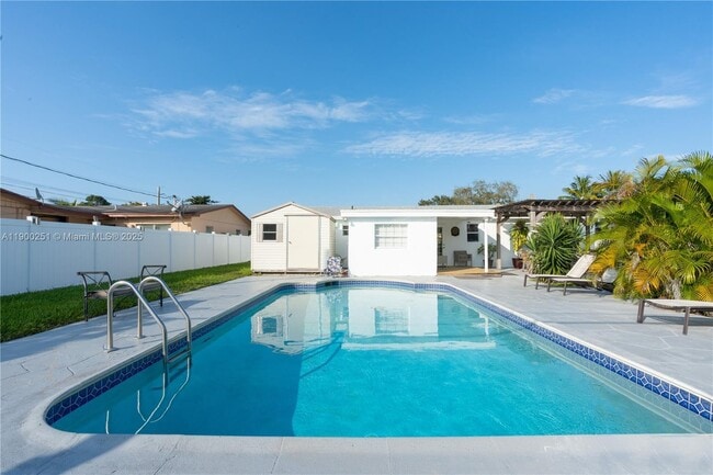 6390 Plunkett St in Hollywood, FL - Building Photo - Building Photo