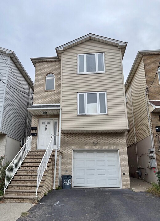 252 Passaic Ave in East Newark, NJ - Building Photo