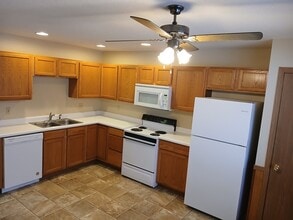 4908 Charm Oak Dr in Jefferson City, MO - Foto de edificio - Building Photo