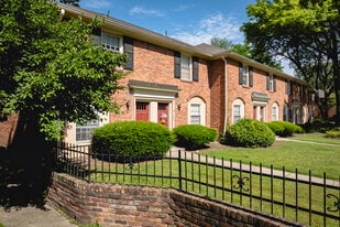 Jamestown Apartments & Townhomes in Toledo, OH - Building Photo