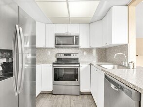 10300 NW 9th St Cir in Miami, FL - Building Photo - Building Photo