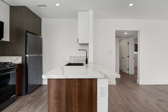 701 N Hill Pl in Los Angeles, CA - Building Photo - Building Photo