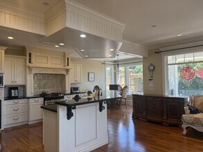 1126 Parker St in White Rock, BC - Building Photo - Building Photo