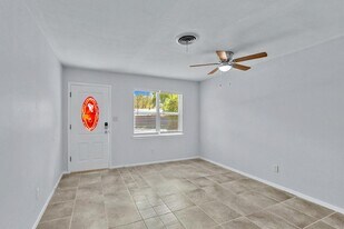 Beautiful Single-Family Home for Rent in F in Fort Worth, TX - Building Photo