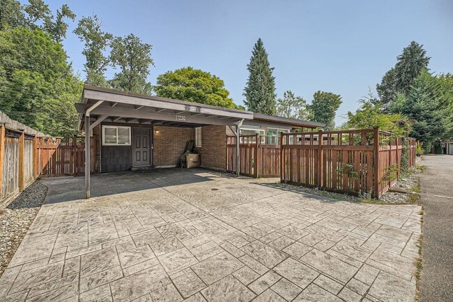 17230 Beach Dr NE in Lake Forest Park, WA - Building Photo - Building Photo