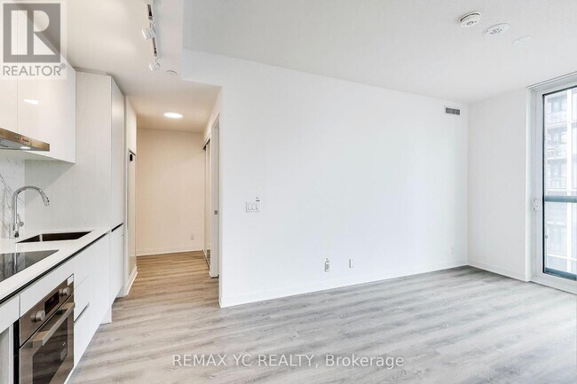 180 Front St E in Toronto, ON - Building Photo - Building Photo