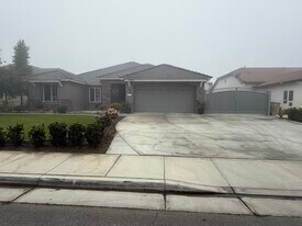 10001 Biscayne Dr in Bakersfield, CA - Foto de edificio - Building Photo