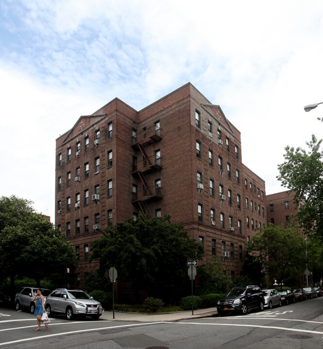 96-09 66th Ave in Rego Park, NY - Building Photo