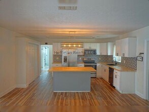 7325 10th St N in St. Petersburg, FL - Foto de edificio - Building Photo